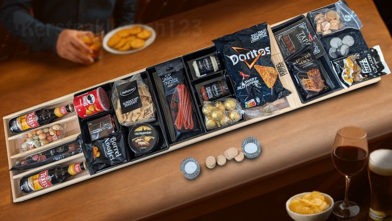 Snack & Sjoel XL Party Kerstpakket met luxe borrelsjoelbak, Texels Skuumkoppe en borrelhapjes – perfect als familie- of mannenpakket.