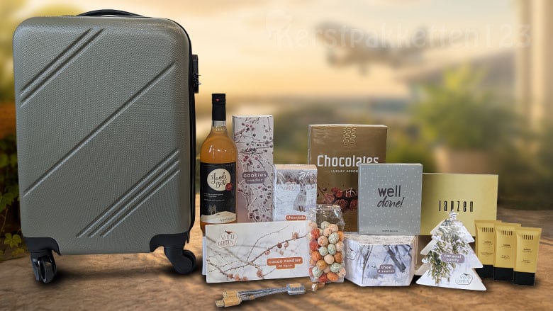 Duurzaam MVO kerstpakket met RPET trolley, reisaccessoires, JANZEN en luxe lekkernijen.