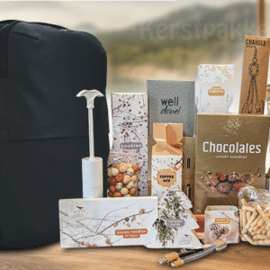 Duurzaam kerstpakket met luxe underseater rugzak, bamboe RPET-oplaadkabel en heerlijke snacks. Een origineel kerstcadeau voor reizen en genieten.