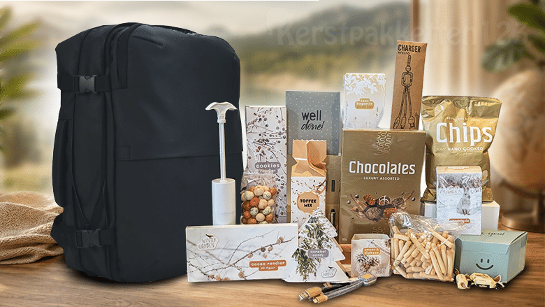 Duurzaam kerstpakket met luxe underseater rugzak, bamboe RPET-oplaadkabel en heerlijke snacks. Een origineel kerstcadeau voor reizen en genieten.