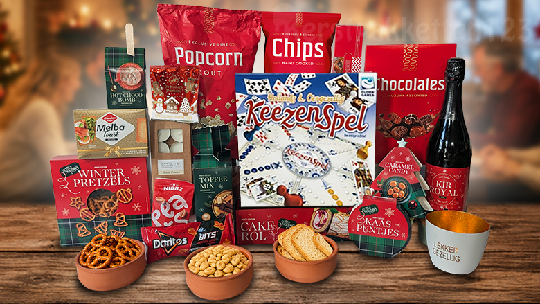 Gezellig kerstpakket met Clown Games Keezenspel, drie terracotta tapasschalen, sfeervolle theelichthouder en volop zoete en hartige lekkernijen. Alles voor een heerlijke spelletjesavond tijdens de feestdagen.