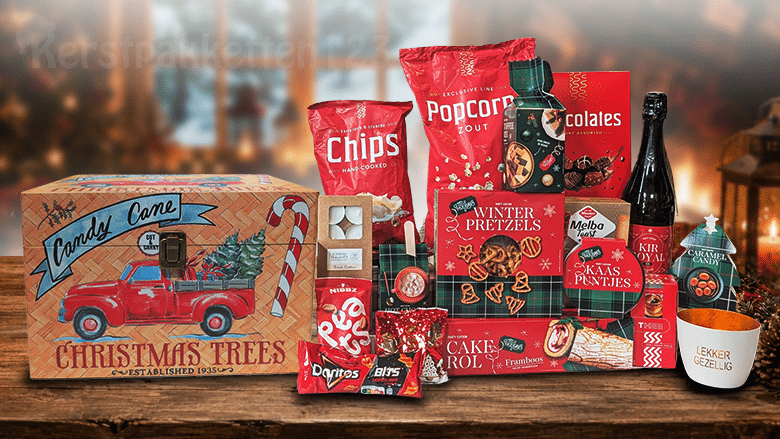 Een origineel kerstpakket met groot houten HAPPZ Trees kistje, sfeervolle theelichthouder en volop zoete en hartige lekkernijen.