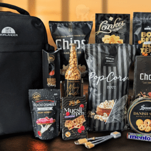 Kerstpakket met zwarte Norländer underseater, duurzame oplaadkabel, drank en diverse zoete en hartige lekkernijen.