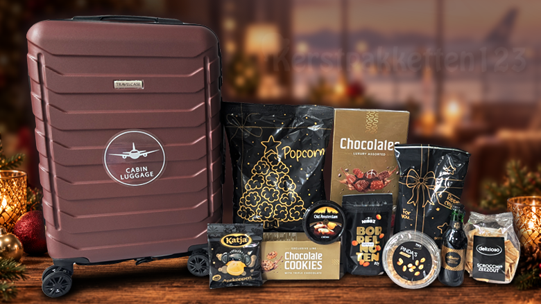 Luxe kerstpakket met bordeauxrode trolley, zwart-gouden lekkernijen en heerlijke borrelhapjes. De trolley is tegen meerprijs te personaliseren met een bedrijfslogo op de metalen badge.