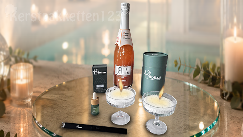 Een sfeervol kerstpakket met SandWax, geurolie en elektrische aansteker, aangevuld met Bellini en twee cocktailglazen. Alles voor een heerlijk genietmoment tijdens de feestdagen.