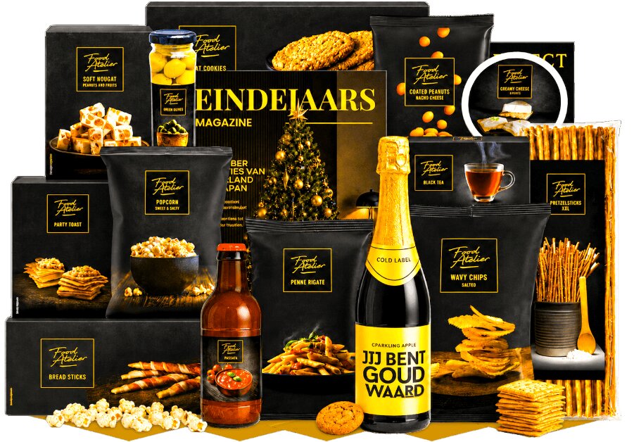 Kerstpakket in zwart en goud met snacks, pasta, saus en een fles sparkling apple