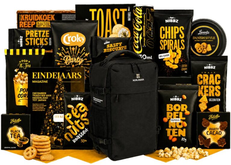 Kerstpakket met zwarte rugzak, snacks en eindejaarsmagazine