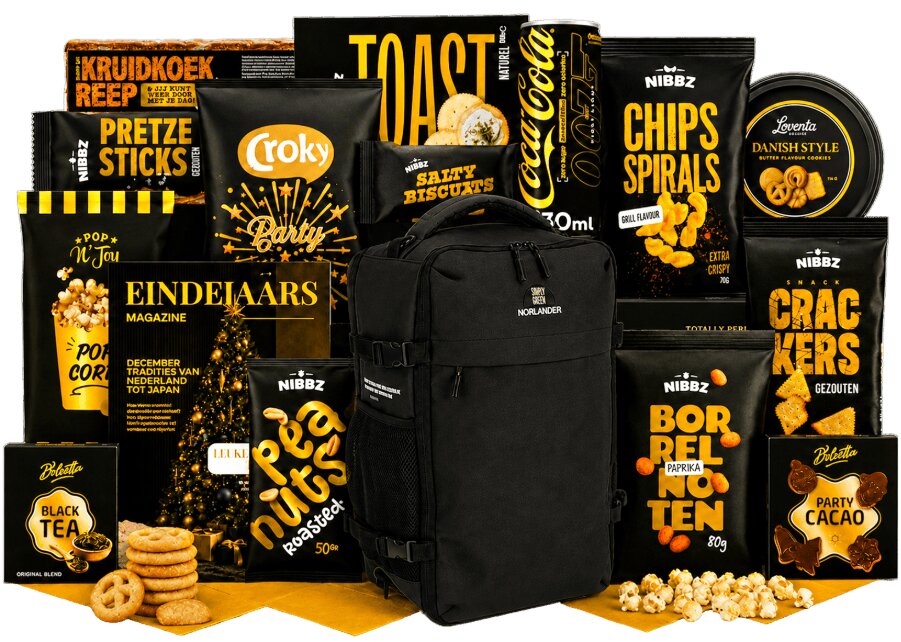Kerstpakket met zwarte rugzak, snacks en eindejaarsmagazine