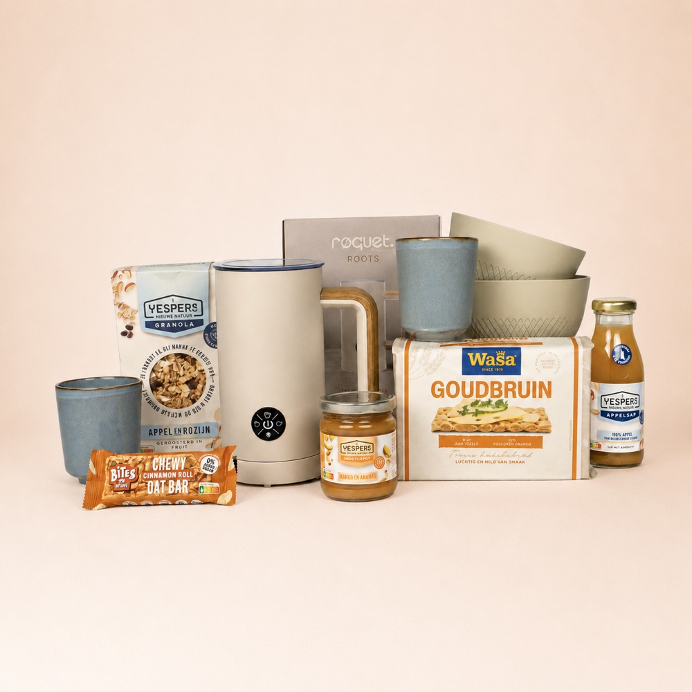 Kerstpakket van More Than Gifts met melkopschuimer, mokken, schalen, granola en knäckebröd