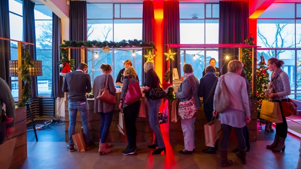 Medewerkers kiezen hun kerstgeschenk op een zakelijke kerstmarkt